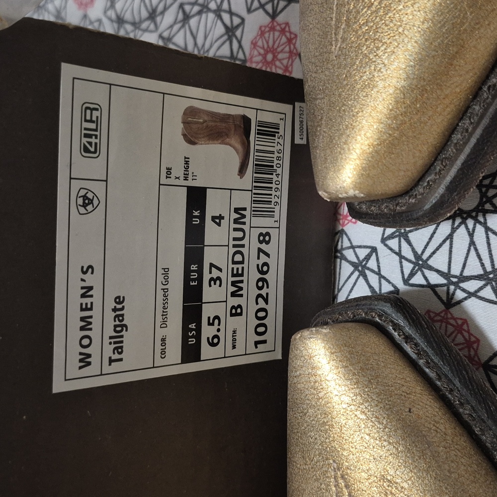 only wore once in my place. These boots dont even have a crease - Picture 3 of 3